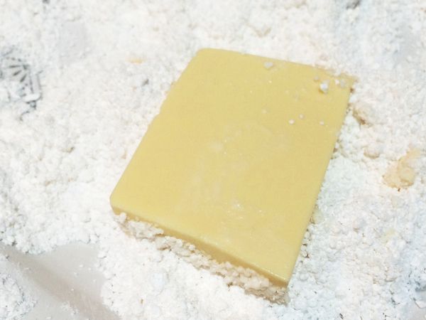 雞蛋豆腐切片，表面裹上薄薄的太白粉