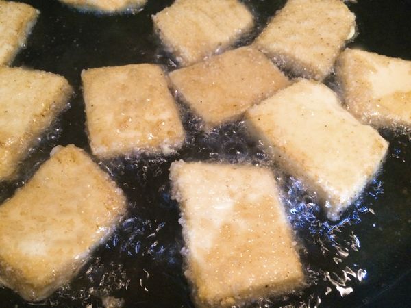 鍋裡放3大匙油，用半煎炸的方式，兩面都煎炸到金黃