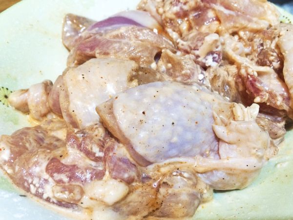 雞腿肉切大塊，（此調味不在食譜份量裡用一小匙鹽，糖，醬油，胡椒抓一下，醃製10分鐘）
