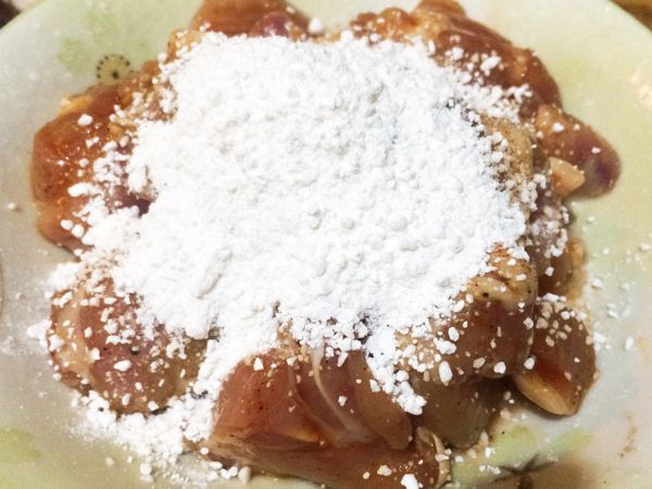 加入1大匙太白粉，用手抓勻