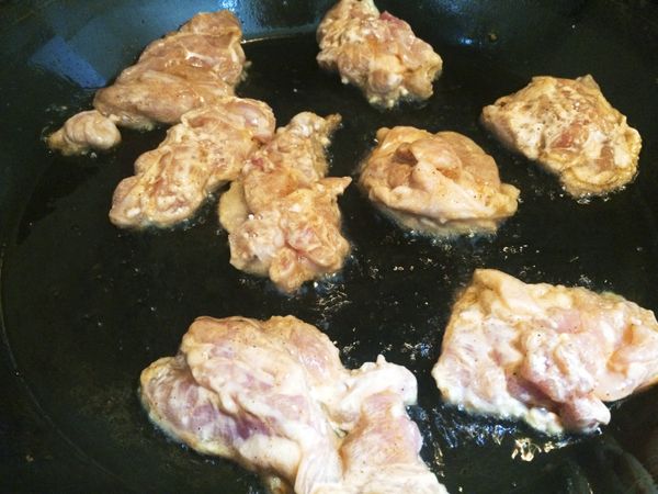 用煎炸豆腐的油鍋，繼續煎炸雞塊，一樣表面到達金黃色澤就可以取出備用