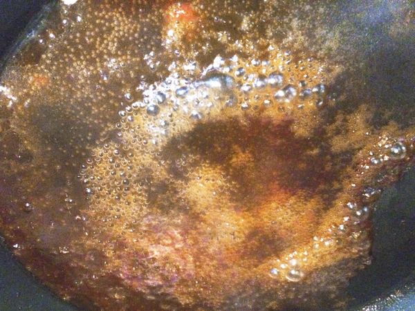 鍋中的油倒出，煮醬汁（日式醬油，番茄醬，糖，醋），醬汁煮滾，收到有點稠度