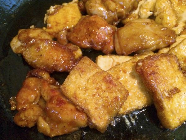 再放入雞腿塊，，豆腐塊，用甩鍋的方式，讓醬汁完全批覆在食材表面，這樣才能保持豆腐完整