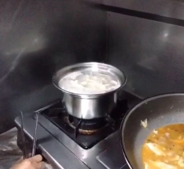 將拉麵用滾水煮至熟透後撈起。