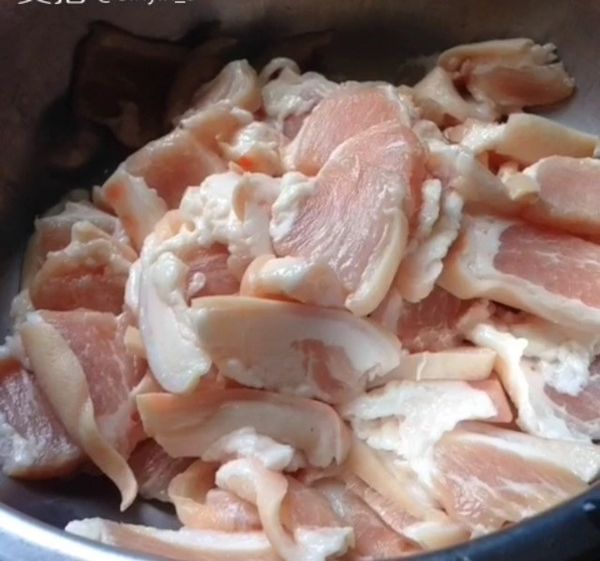 高麗菜洗好切好備用；豬肉切片備用；一鍋水煮滾。