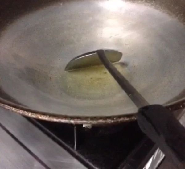 另一鍋熱油(油不要太少肉比較好炒)，加入豬肉翻炒到豬肉炒熟。