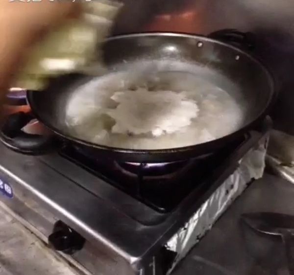 炒熟後加入一鍋水，滾之後加入高麗菜，待菜至自己喜歡的熟度。