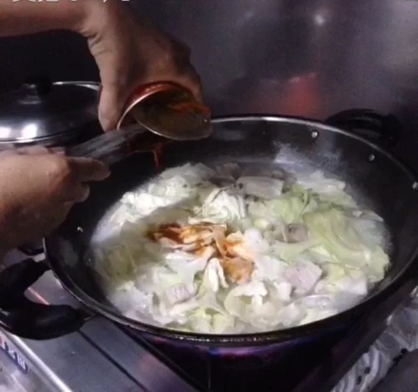 加入罐頭湯汁、調味粉、鹽巴，調整至喜歡的口味。