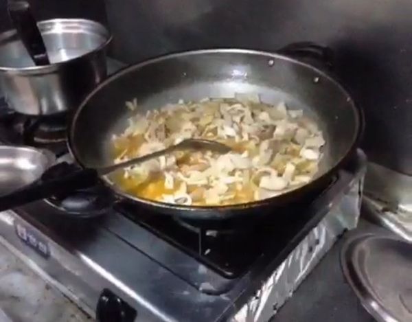 加入煮好的麵條與鯖魚，滾一下即可。