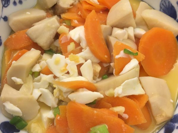 再將事先切好的杏鮑菇、紅蘿蔔放入拌炒約20-30秒後，
加入1/2碗水，直接悶煮，待杏鮑菇紅蘿蔔呈現些許透明，
再灑下幾滴香油、少許青蔥拌炒就可以起鍋囉！