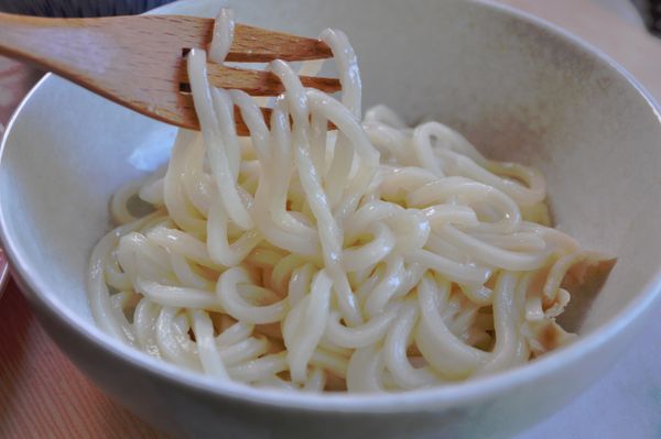 將冷凍熟烏龍麵直接放入滾水滾煮，以筷子輕拌開麵體，煮約60秒即可撈起放涼或冰鎮，再拌入少許香油或橄欖油