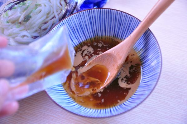 另外將內附醬料包加入白芝麻醬及味醂拌勻