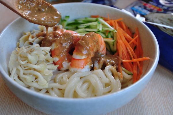 淋上自拌的麻醬醬汁即可