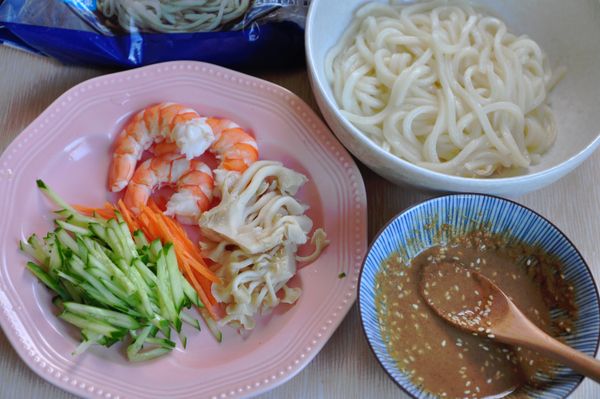 備料:將白蝦和秀珍菇分別汆燙放涼或冰鎮，麻醬調味備妥