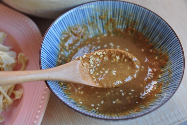 灑上白芝麻，香醇醬料即完成