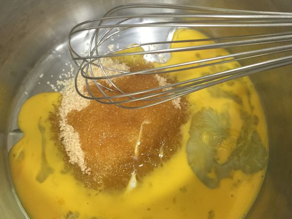 把砂糖、蛋、味噌攪拌均勻