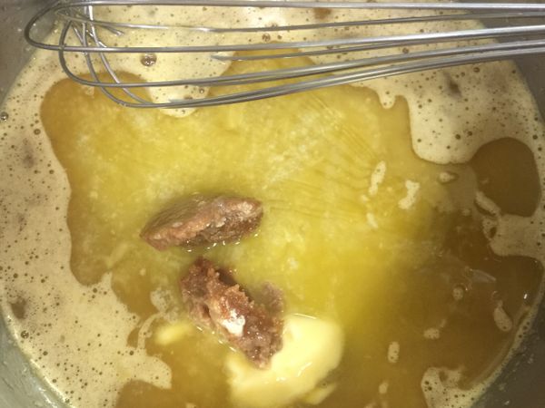 奶油隔水加熱融合後加入攪拌均勻