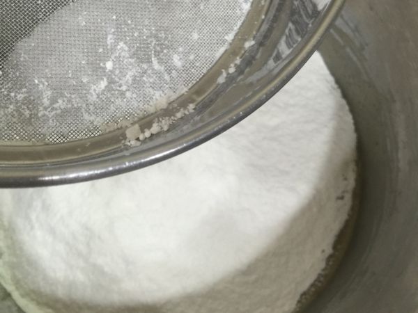 加入過篩的中筋麵粉