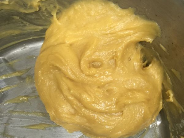 戴上手套攪拌成團