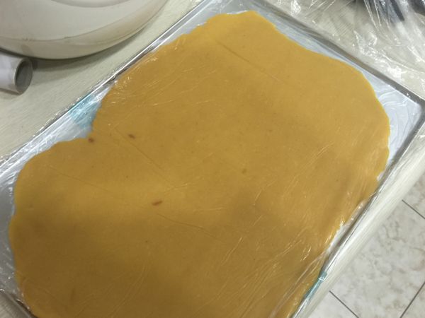 冷藏之後拿出來桿平放入冷凍20-30分，變硬後比較好壓模