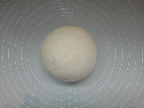 把麵粉,糖,牛奶,香蕉泥,酵母揉成團後,再加入植物油揉至光滑不黏手