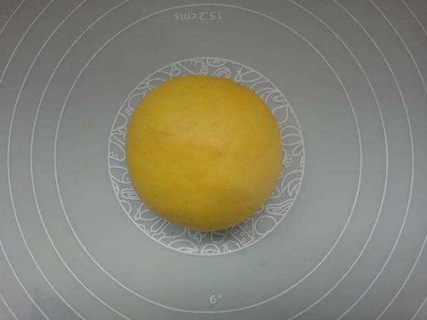 將麵糰分成2份,一份稍大,一份稍小,較小的麵糰加入南瓜粉調色