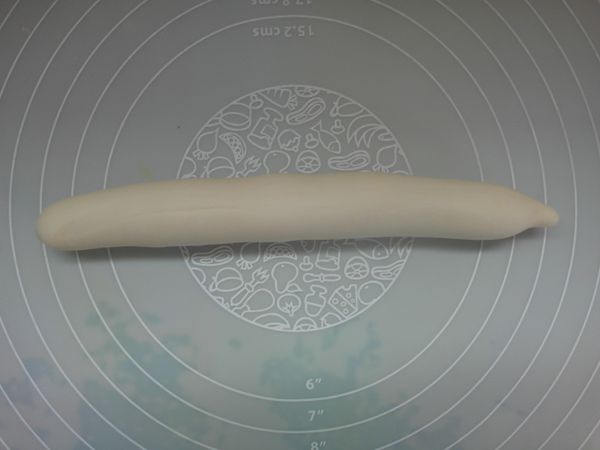 將黃,白麵糰分成2份,白麵糰搓成長條狀