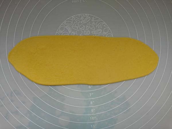 黃麵糰擀平成橢圓形