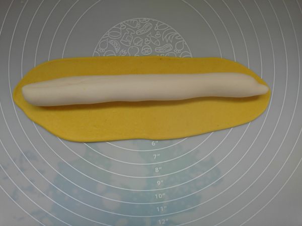 將白麵糰放上去