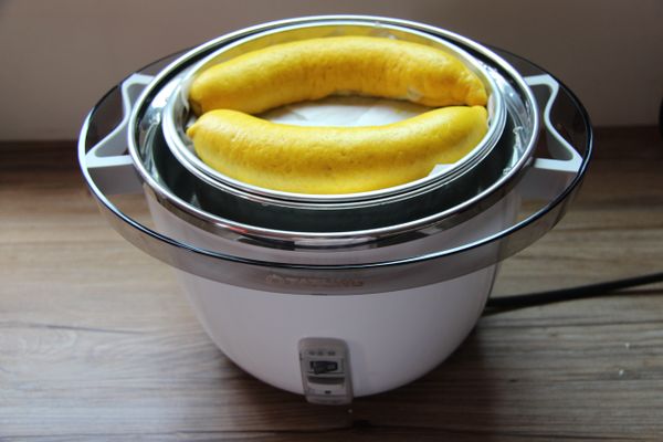 按鍵跳起後鍋蓋開小縫等5分鐘即可取出