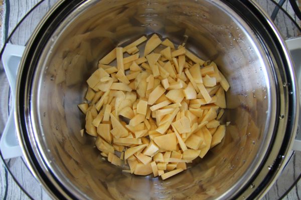 製作地瓜泥：
地瓜去皮後切小塊放入電鍋中,外鍋加入一杯水,上層放入發酵至2倍大的香蕉饅頭一起蒸煮