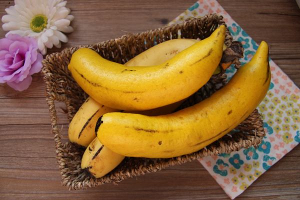 香蕉饅頭可用棉花棒沾黑炭可可粉,幫香蕉畫上熟透的感覺