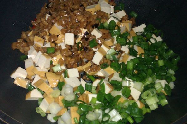 將三樣備料下鍋熱炒至香味散開