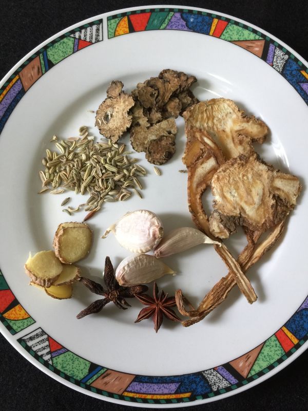 準備好藥材、調味料