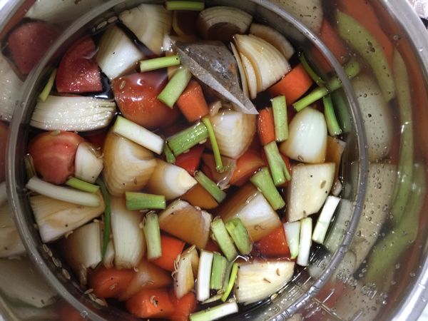 把所有食材與調味料加入壓力鍋中，燉約30~40分