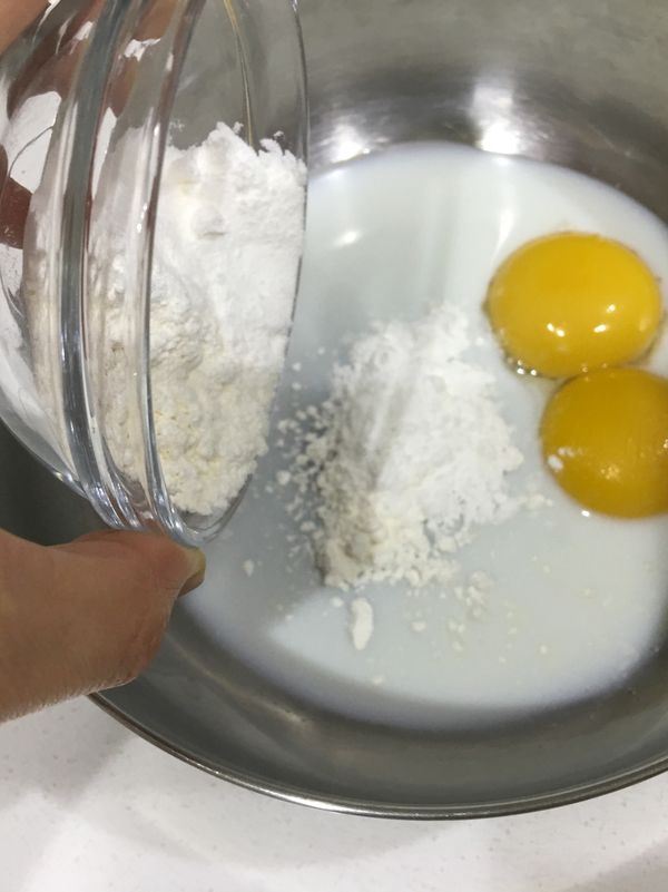 將鮮奶B，砂糖，蛋黃，低筋麵粉，玉米粉全部加在一起攪拌均勻至無粉粒狀備用。