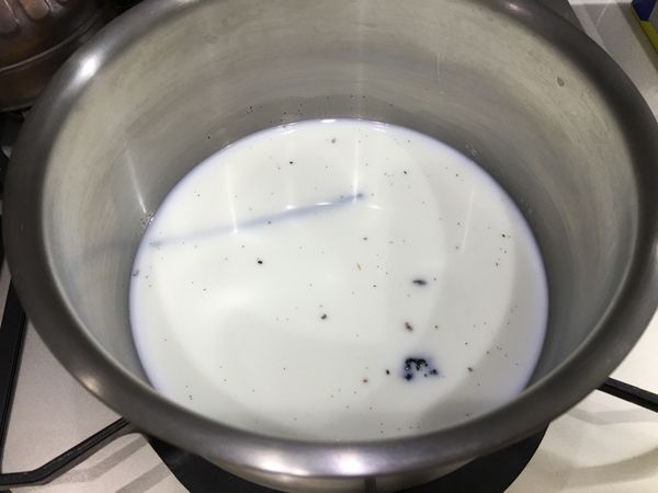 取出香草莢內的香草籽後再連用香草莢和鮮奶A一起用小火煮開熄火。