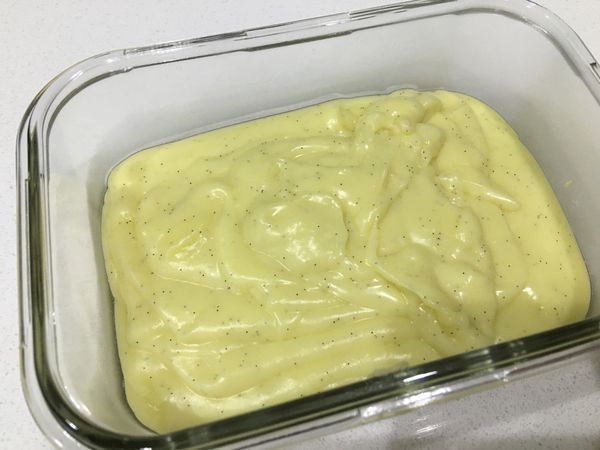 我用玻璃製的密封盒所以不用再加保鮮膜了，加保鮮膜的作用是為防止表面乾燥凝結變硬。