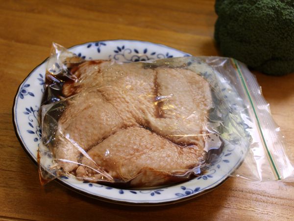 沖洗雞腿排擦乾表面多餘水份, 加入[醃料]約20分鐘