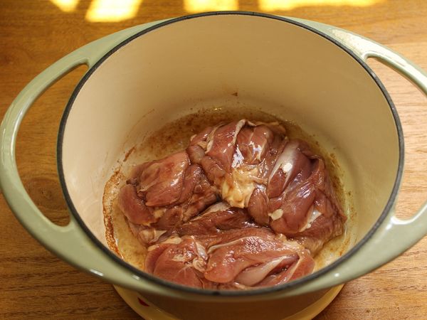 加一大匙熱鍋, 雞皮朝下放入, 中火煎至金黃