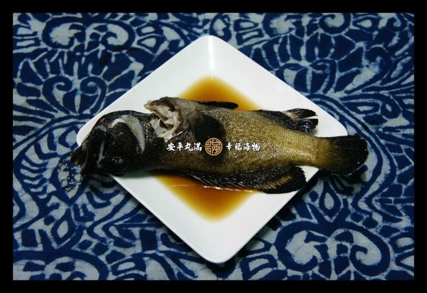 時間差不多時，用筷子測試是否輕易穿透魚體，便可將藍星斑從熱湯中撈起置盤。
接著，調整為中火讓清魚湯再次滾沸後，先將蛋花倒入清湯中，稍微均勻攪拌一下，讓蛋花凝結。然後再將澎湖海菜放進湯中，與蛋花一起均勻攪拌。最後，添加適量的海鹽或調味料，便可起鍋裝碗。