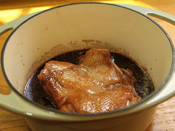 翻面, 加入[醬料] 燒開, 改小火悶煮約20分至入味