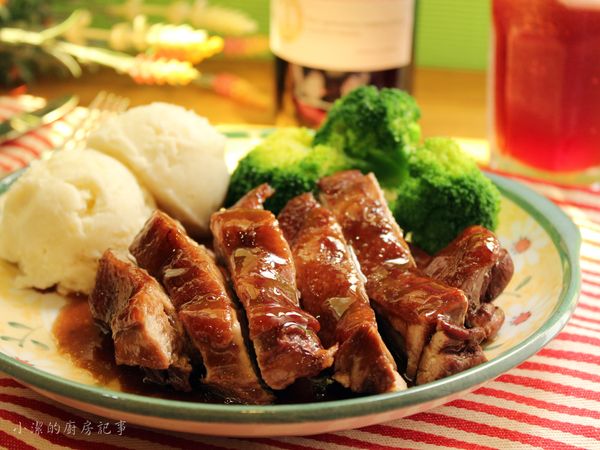 雞肉切塊盛入盤內, 擺上花椰菜及馬鈴薯泥, 淋上湯汁即完成