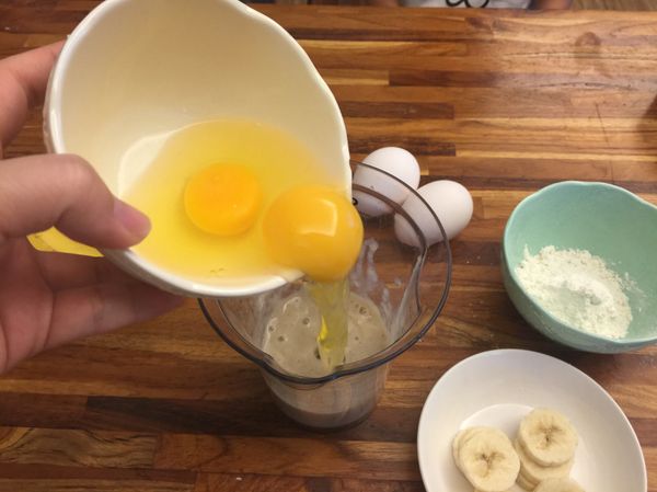 加入雞蛋然後攪拌