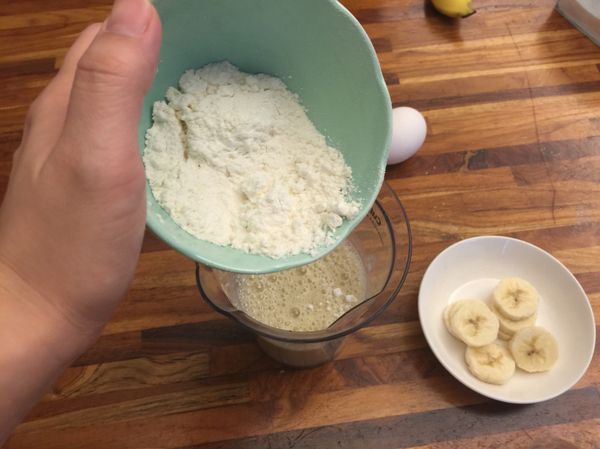 加入低筋麵粉及鹽 攪拌均勻