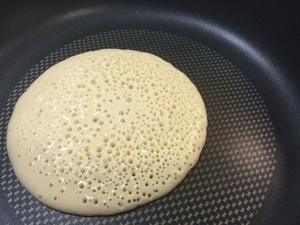 不沾平底鍋不需加油
倒入後起泡泡再翻面