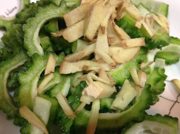 將山苦瓜的子跟囊挖除後切片，薑也切絲備用