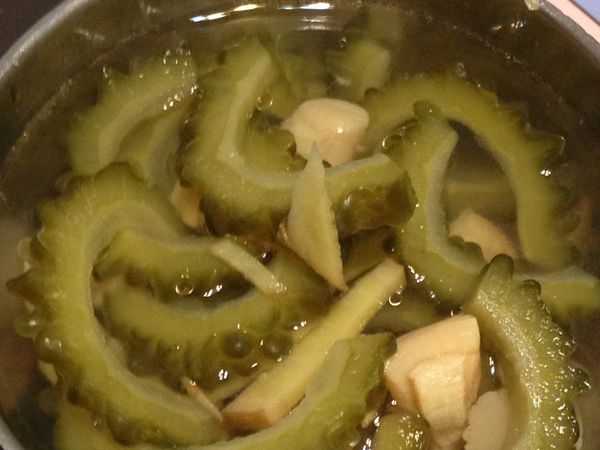 水滾後加入干貝、苦瓜及薑絲，煮到苦瓜軟後即可上桌，因為干貝有鹹所以可以不用加鹽，覺得不夠味再補即可