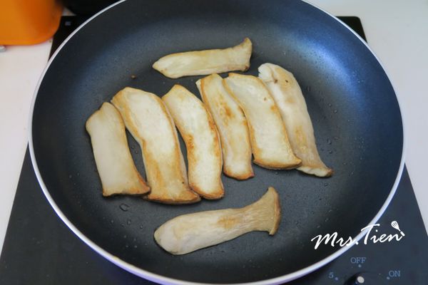 放入一大匙油，入鍋煎至兩面金黃