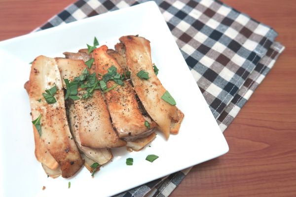 撒上蒜味胡椒鹽與九層塔末就完成了!